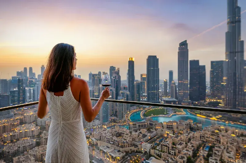 Una turista in un grattacielo a dubai , Caldo a Dubai