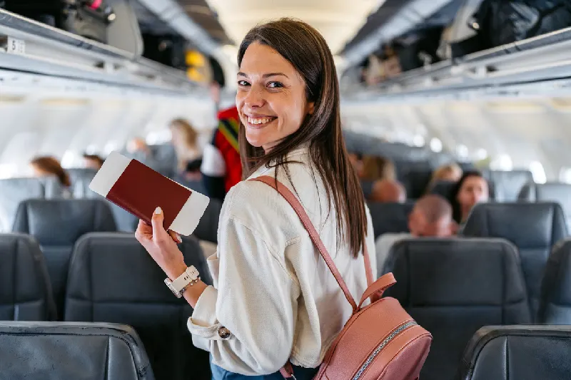 Hermosa mujer joven subiendo a un avión