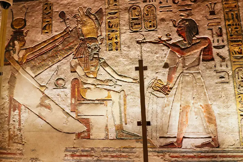 Hermoso relieve de pared de Ramsés III ofreciendo incienso ante el dios sentado Ptah Sokar Osiris con la diosa Isis en la Tumba de Ramsés III, KV11, Valle de los Reyes, Luxor, Egipto