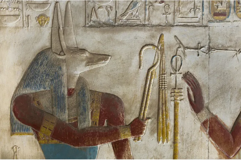Bajorrelieve del dios Anubis en el templo de Seti I en Abidos, Egipto.