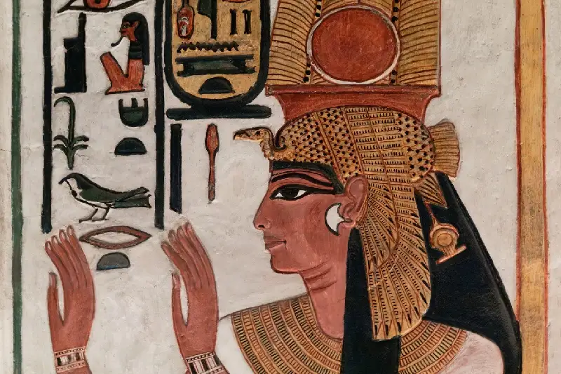 Relieves de pintura mural que muestran a la reina Nefertari en su tumba. Valle de las Reinas, Luxor, Egipto.