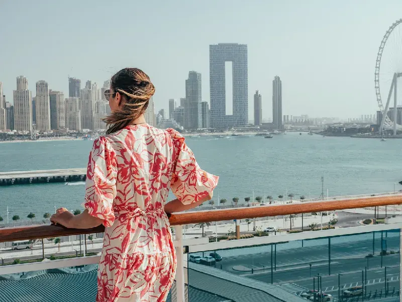 una turista al mare di dubai , consigli per andare a Dubai 