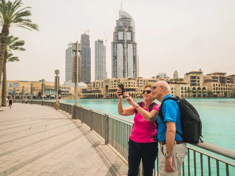 una coppia scattano una foto a dubai , consigli per andare Dubai 