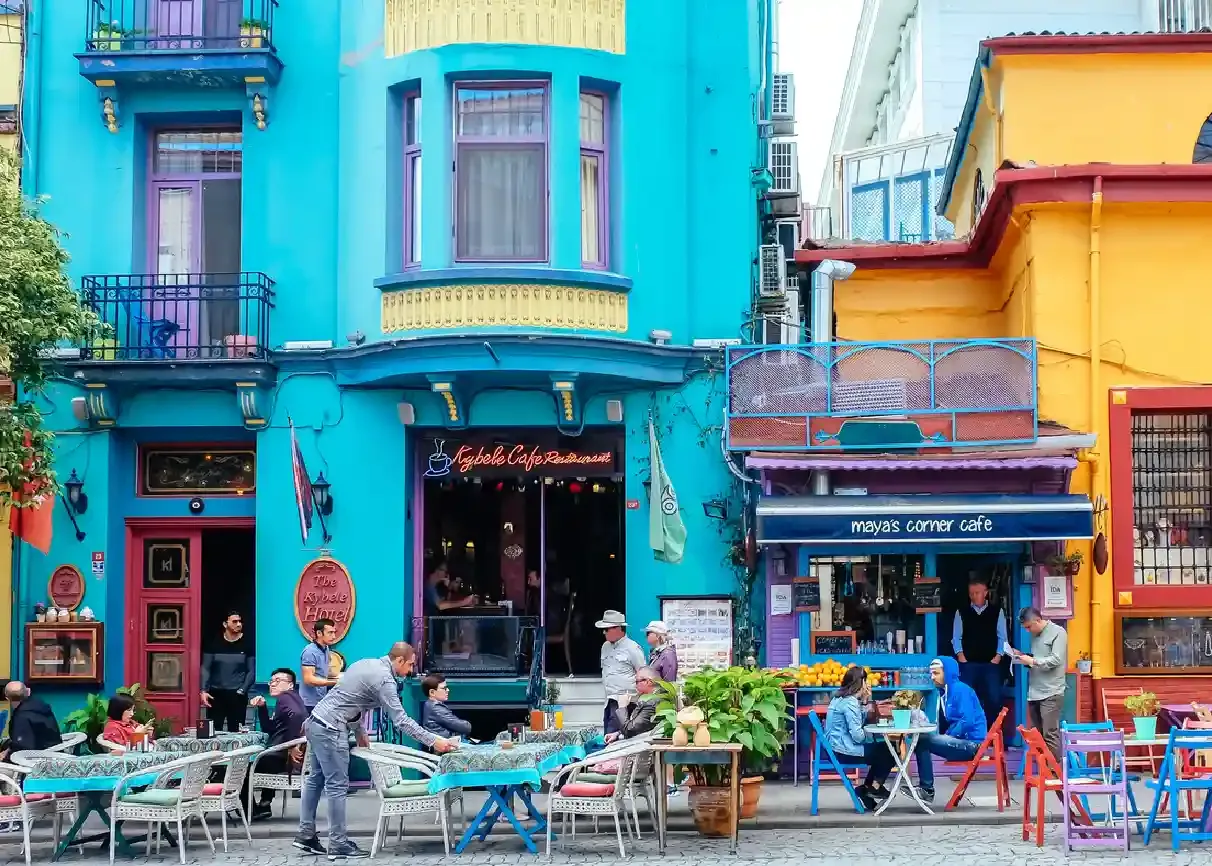 Viale con palazzi colorati e bar caratteristici di Istanbul