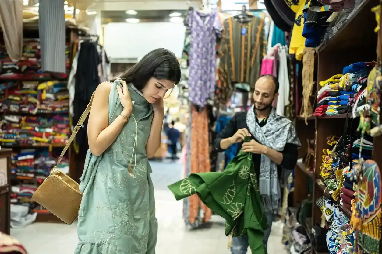 una turista fa shopping al souk dubai , souvenir di Dubai