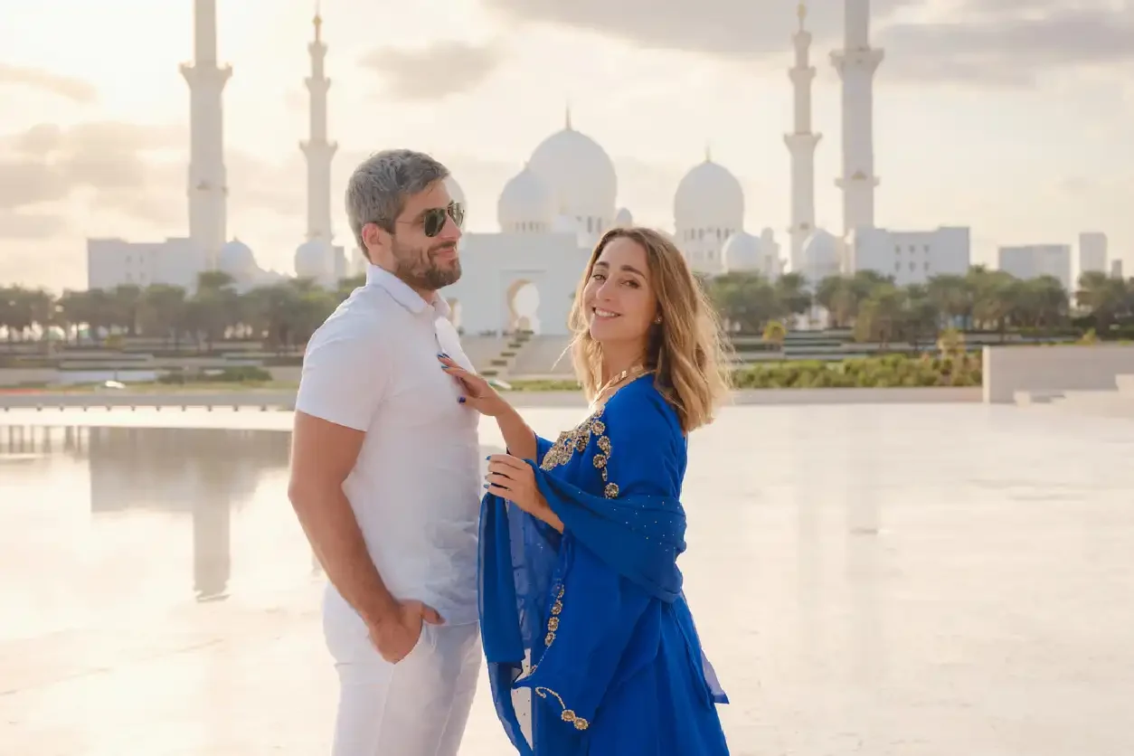 una coppia davanti alla muschea bianca , recensione-arrivo-ad-abu-dhabi