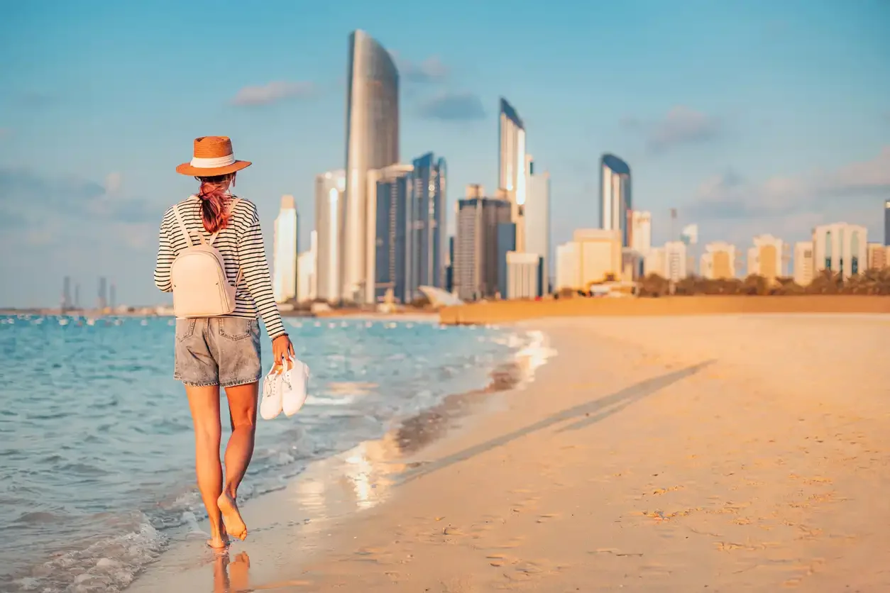 Una turista sul lungomare di Abu Dhabi, opinione-abu-dhabi-anima