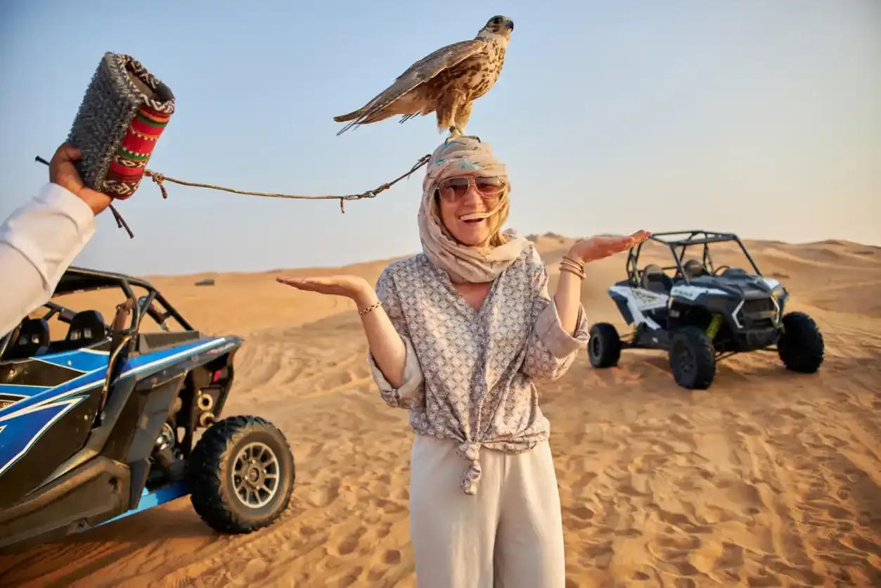 una turista nel safari deserto, Dubai o Abu Dhabi