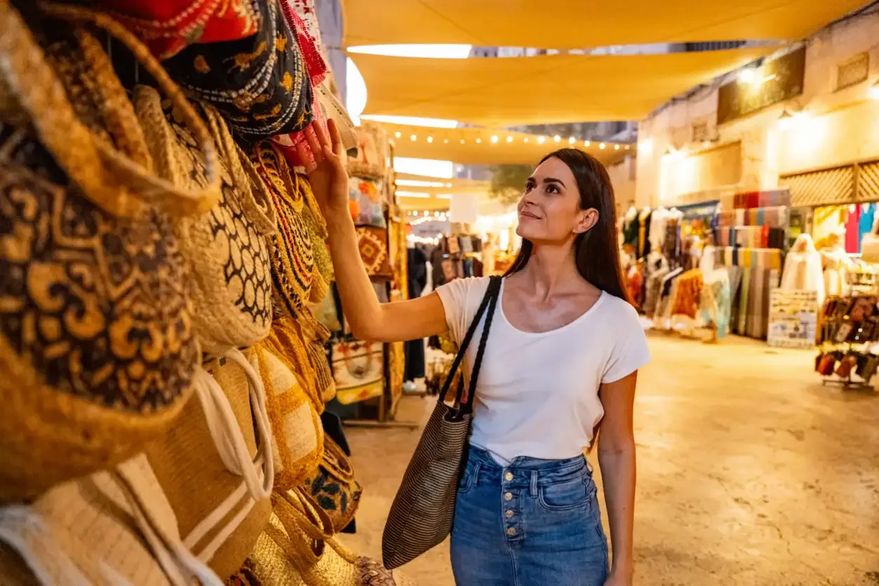 una donna nel mercato di Dubai , Dubai o Abu Dhabi 