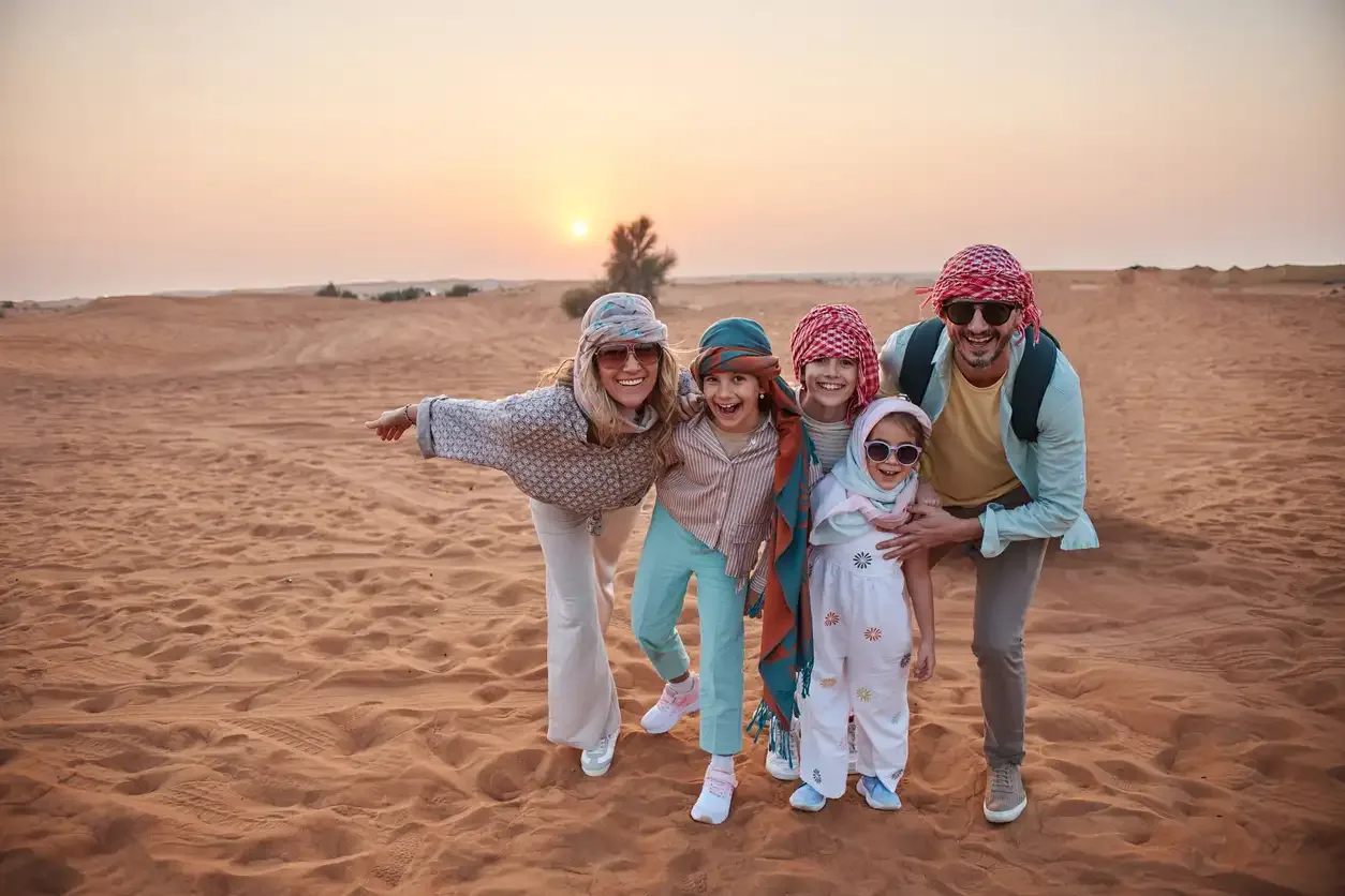 una famiglia nel safari deserto dubai , Dubai o Abu Dhabi