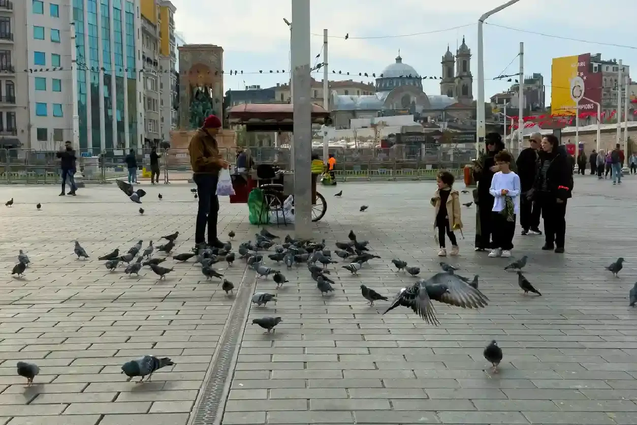 turisti in piazza taksim , piazza taksim turchia