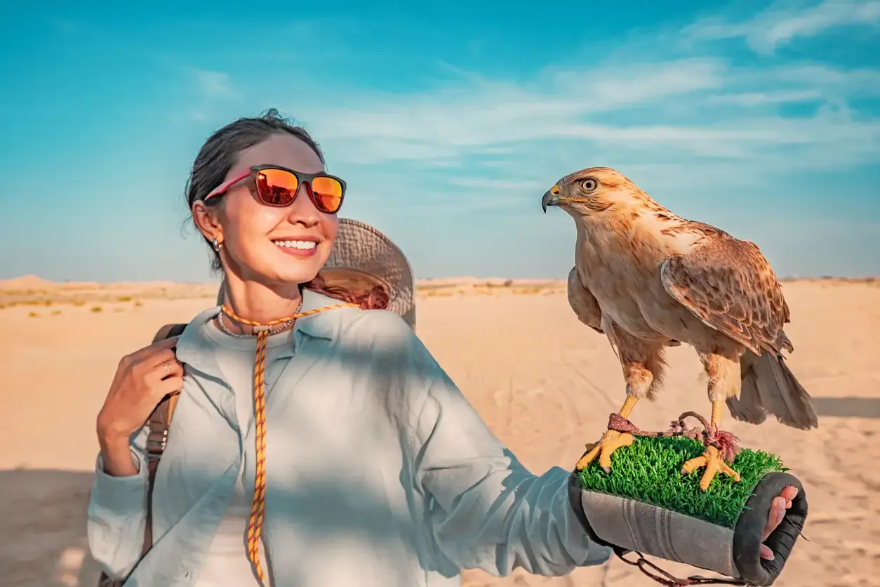 Donna con falco addestrato nel deserto di Abu dhabi