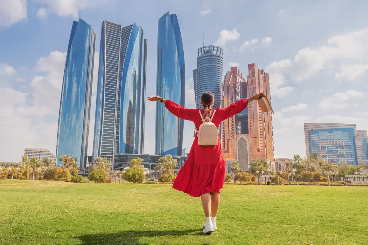 Donna davanti i grattacieli di Abu Dhabi