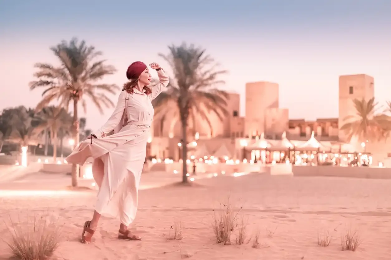 Donna nel deserto di Dubai