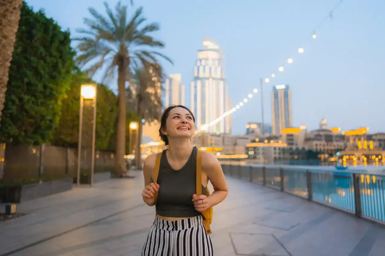 una turista che si gode la vacanza a Dubai