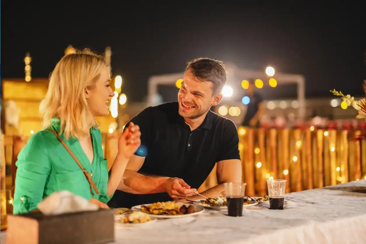 una coppia in un ristorante a dubai 