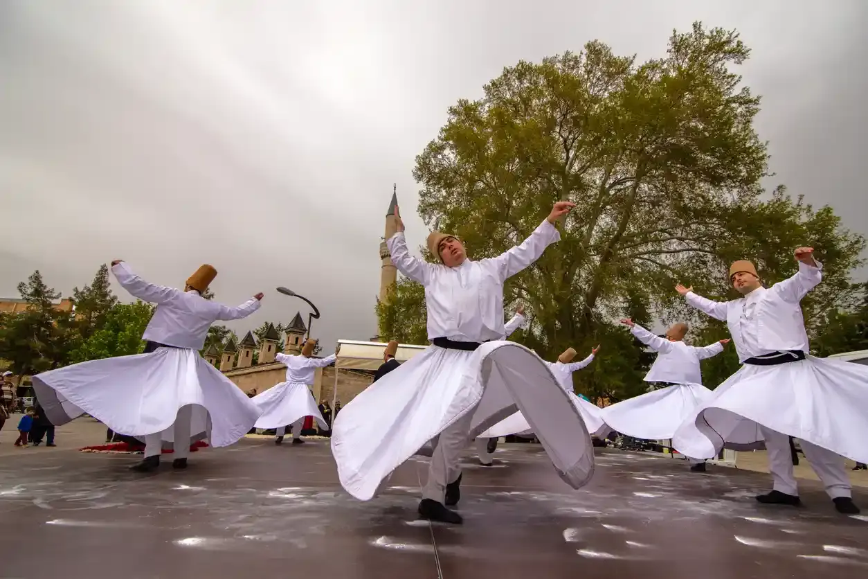 i dervisci a konya impegnati in una danza