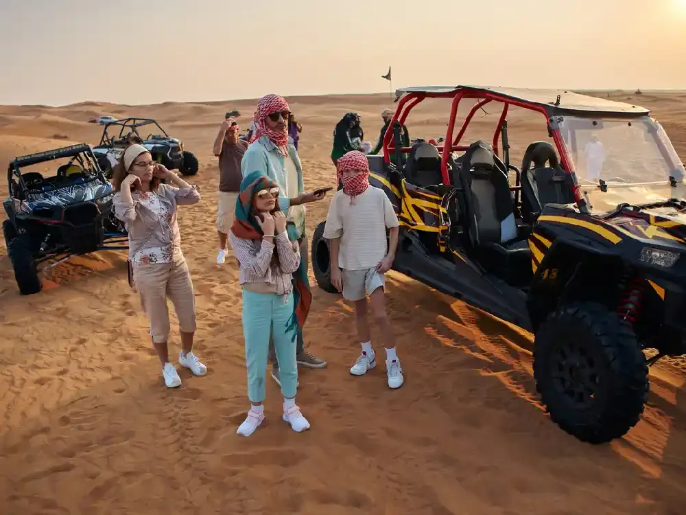 una famiglia nel deserto di dubai , Dubai a marzo