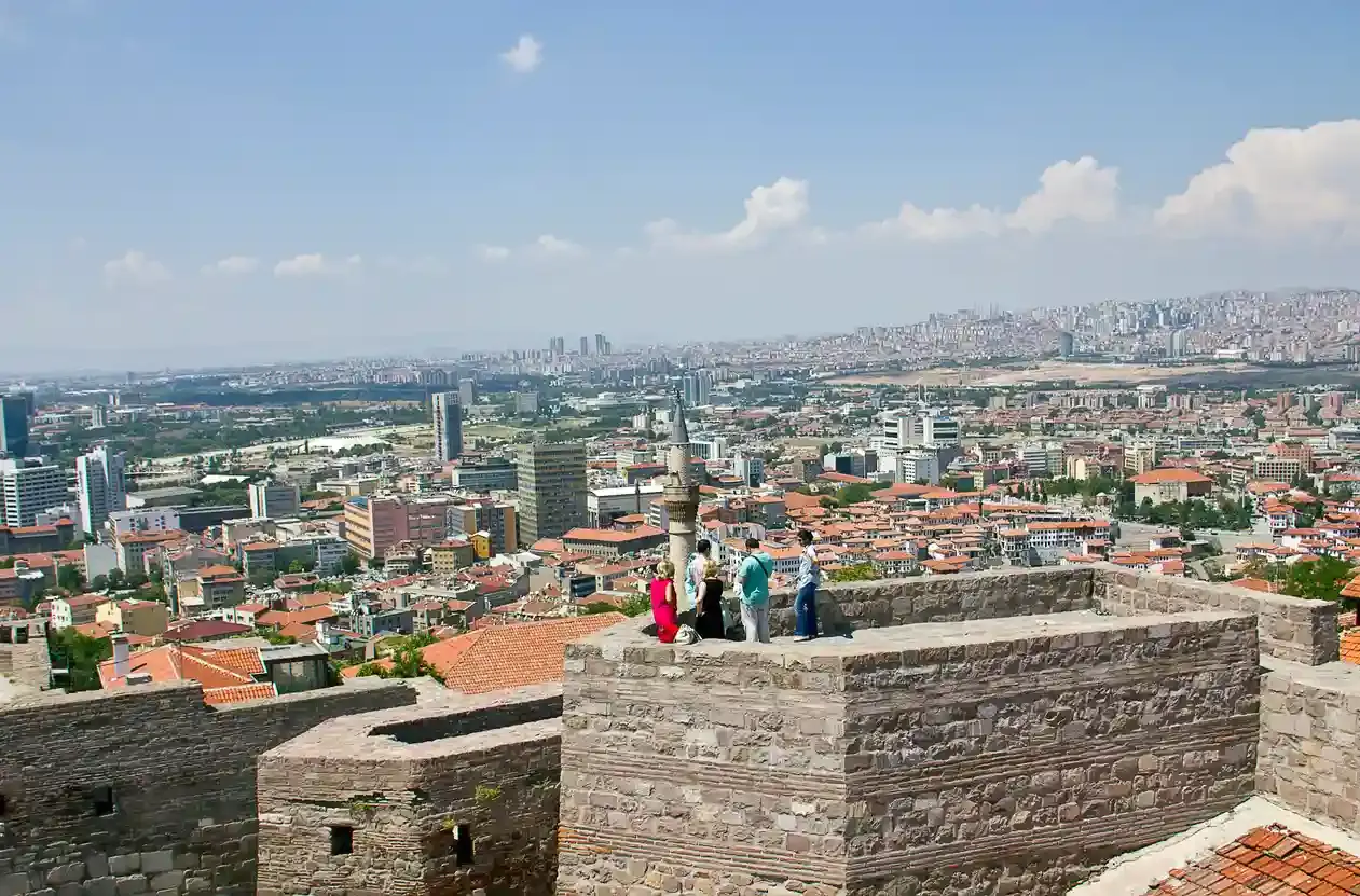 Un gruppo di turisti in visita al castello di Ankara