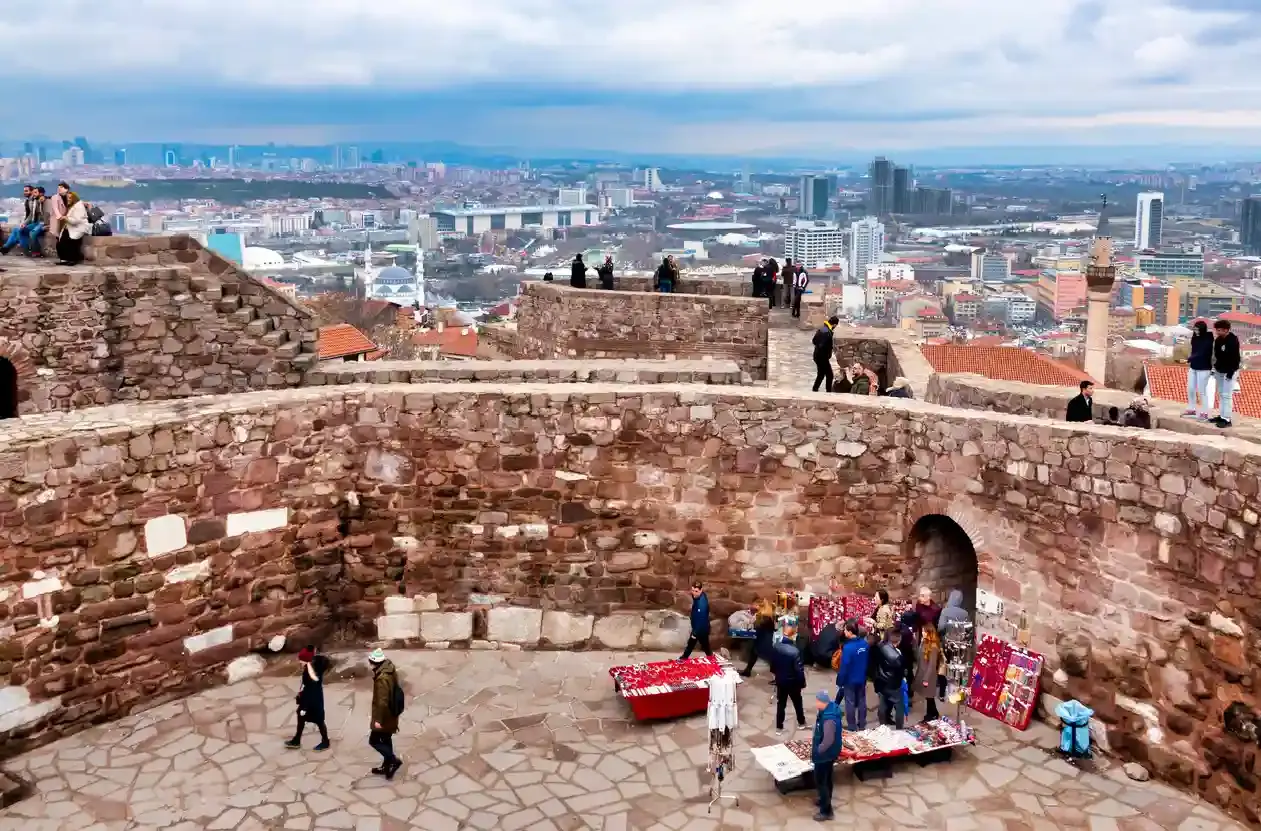 Turisti in visita all'interno del castello di Ankara