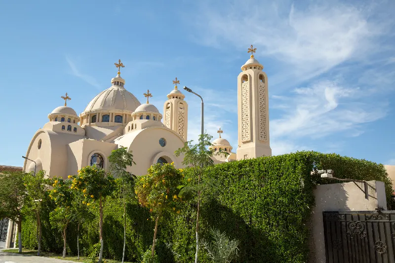 una iglesia entre los árboles