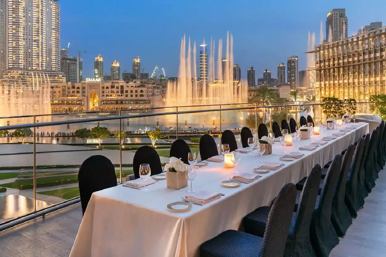 Foto della vista dal ristorante Armani di lusso a Dubai con cucina italiana