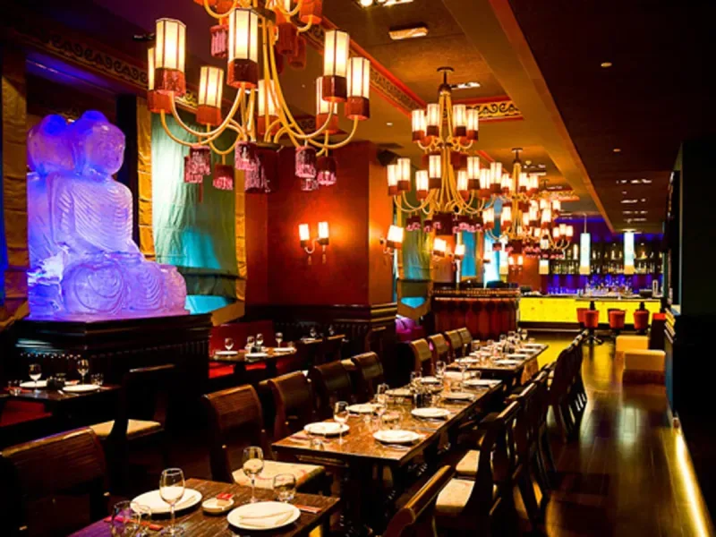 Vista sulle fontante dal ristorante Karma Kafé di lusso a Dubai