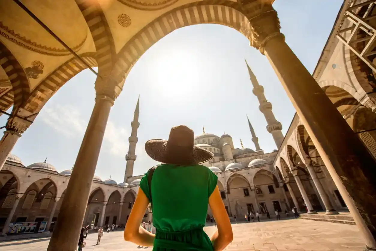 una turista in una moschea in Turchia, Come vestirsi in Turchia 