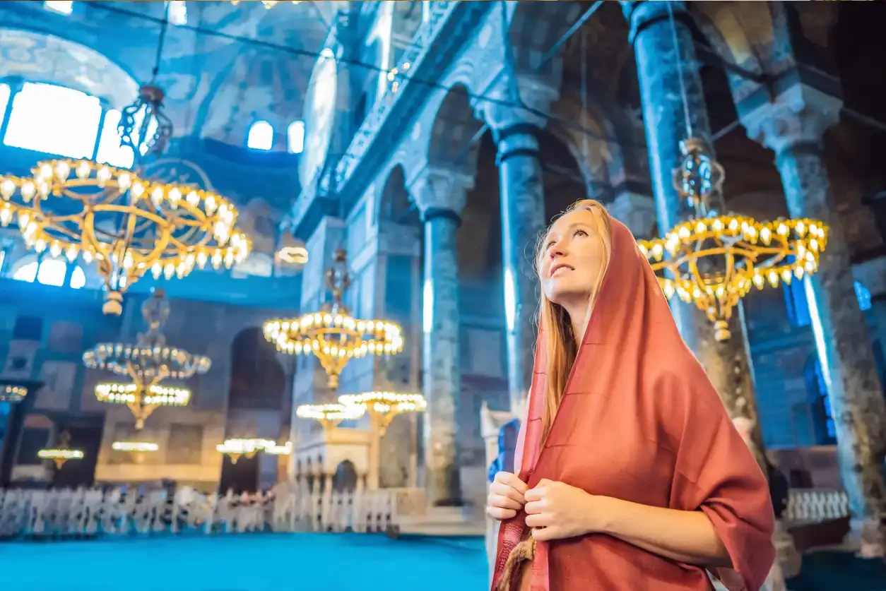 una turista con il vel in una moschea turca , come vestirsi in Turchia