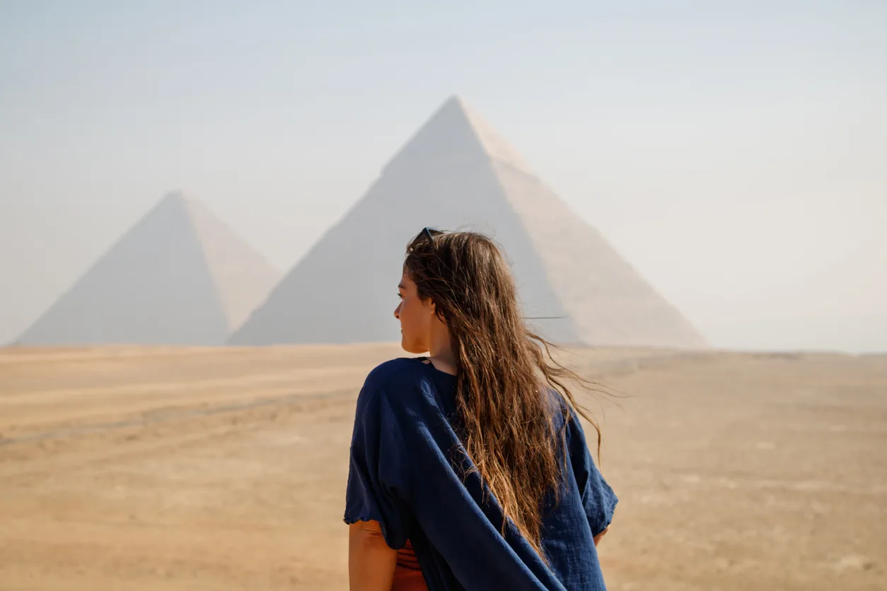 una donna alle piramidi