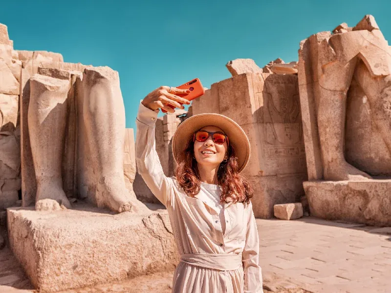 turista scatta selfie a karnak