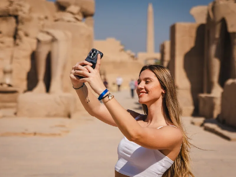 turista scatta selfie a karnak