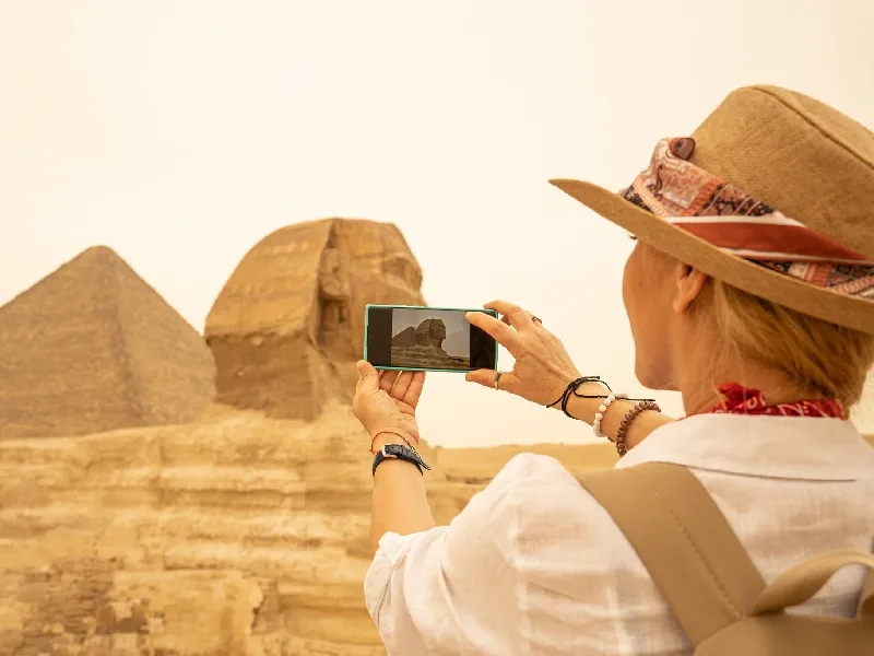 turista fotografa la grande sfinge 