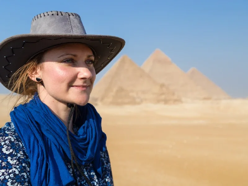una donna alle piramidi 