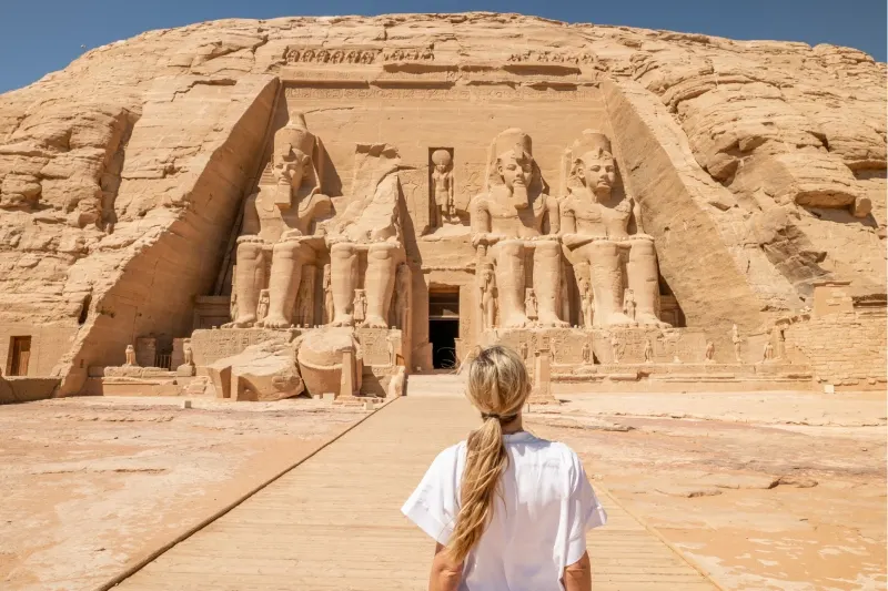 Una mujer en frente del templo de Abu Simbel, Asuán, Egipto.