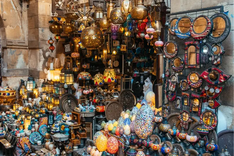 Lámparas coloridas y recuerdos se venden en el mercado de Khan el Khalili en El Cairo, Egipto.