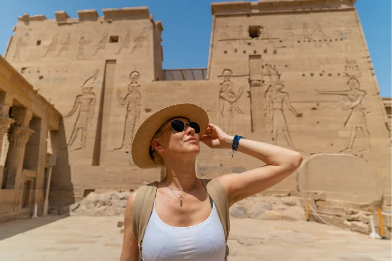 Mujer caminando en el Templo de Philae
