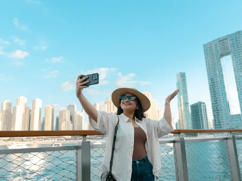 donna scatta un selfi a dubai 