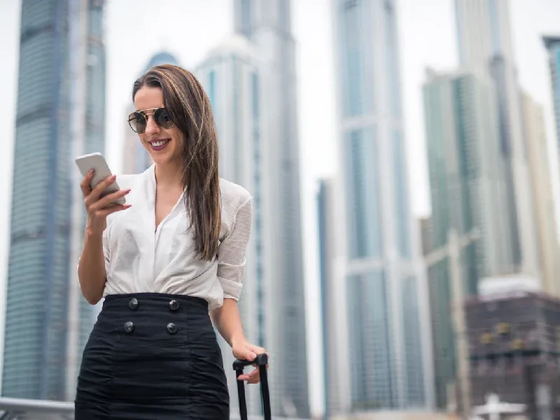 donna con la valigia a dubai 