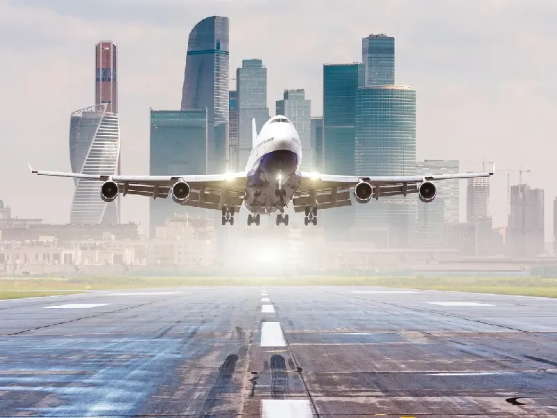 un aereo economico che atterra nell'aeroporto di Dubai
