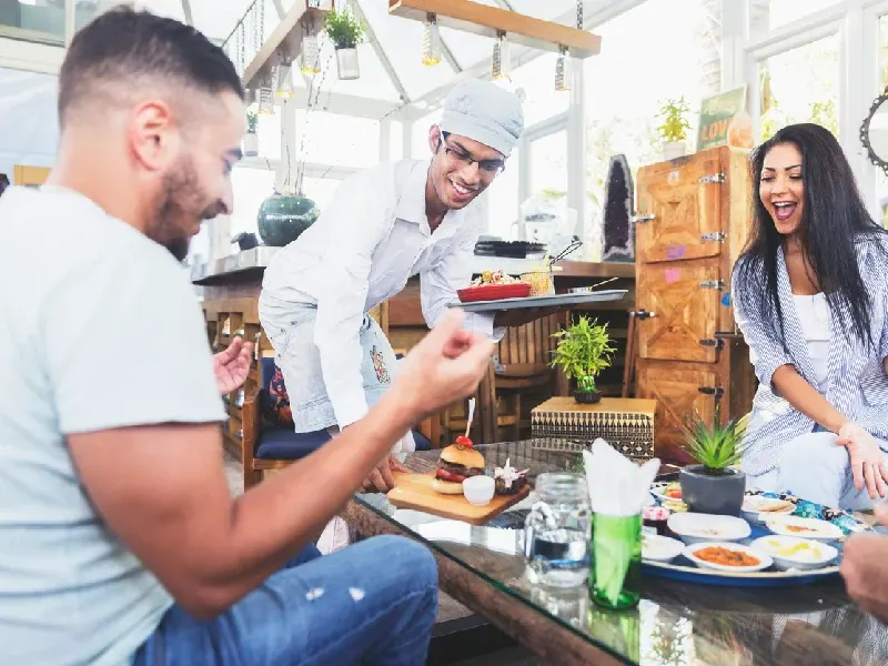 Coppia che mangia spendendo poco in uno dei ristoranti di Dubai