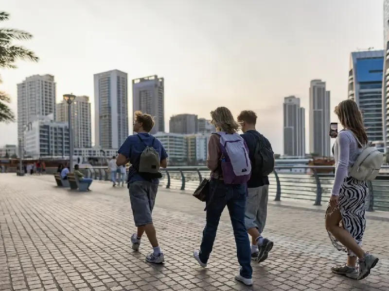 gruppo di turisti a Dubai 