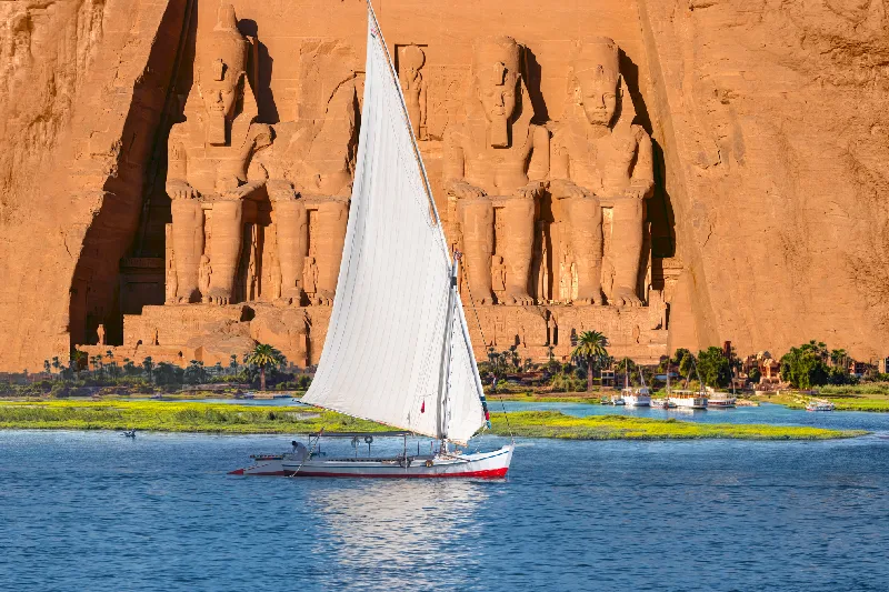paisaje del Nilo con un velero en el Nilo de camino a la entrada del Templo de Abu Simbel 