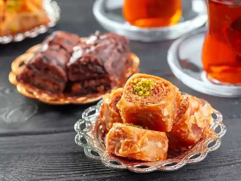 Baklava in offerta fotografato tra varie pietanze da mangiare a Istanbul