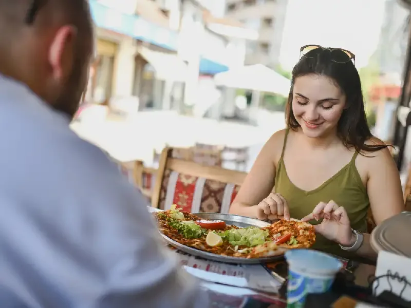 Donna in un ristorante a istanbul con diverse pietanze da mangiare a Istanbul