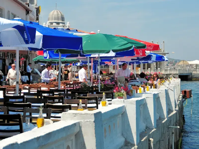 Ristorante in una piazza in Turchia dove mangiare cucina ottomana e turca