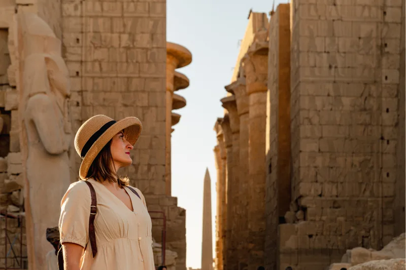 Mujer en el templo de Karnak, Egipto, cerca de El Cairo, junto al río Nilo.