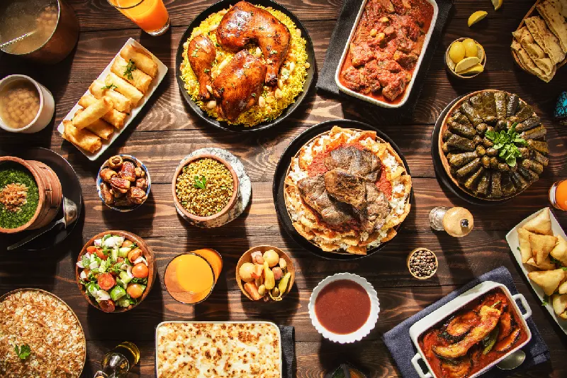 Gastronomía árabe: almuerzo tradicional de Oriente Medio. Variedad de platos árabes orientales.