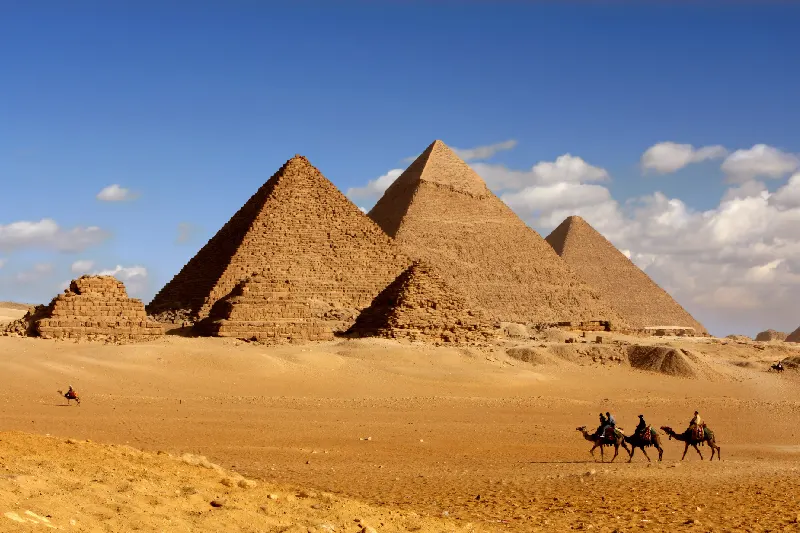 Luz brillante sobre las pirámides de Giza con camello en el desierto