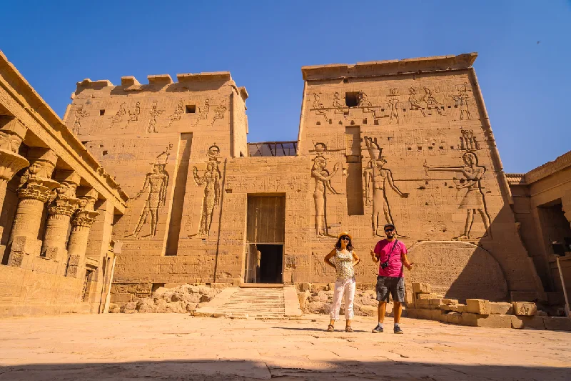 Una pareja de turistas en el Templo de Philae, un templo dedicado a Isis, diosa del amor. Asuán. Egipto